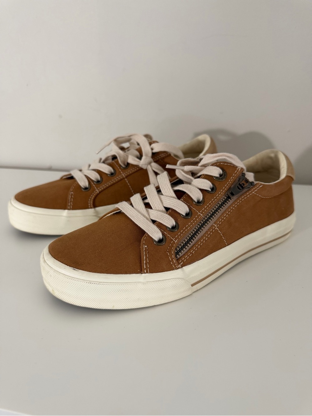 Taos Z Soul Women’s size 7 tan zipper comfort walking supportive sneakers EUC